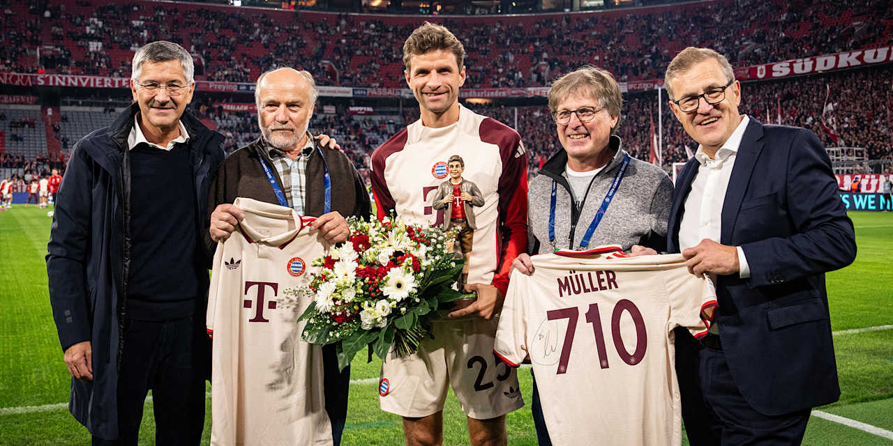 Thomas Müller mit Herbert Hainer und Jan-Christian Dreesen