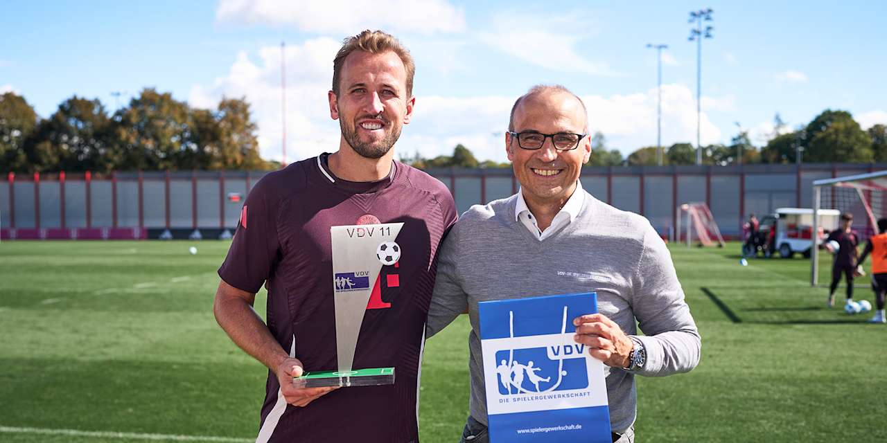 Harry Kane erhält die Auszeichnung der VDV