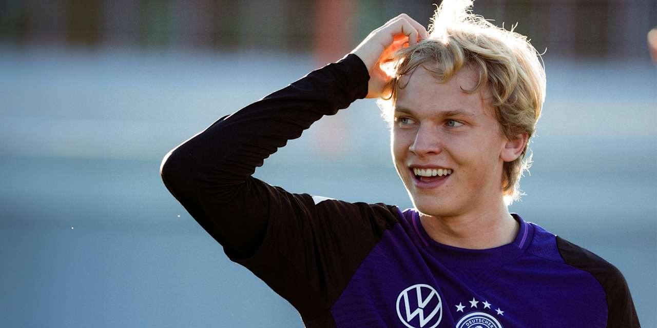 Frans Krätzig lächelt im Trainng der deutsche U21-Nationalmannschaft