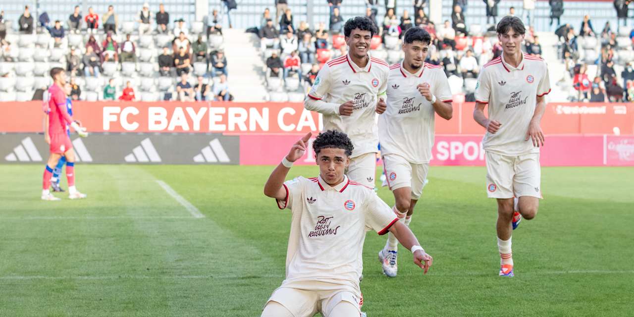 Die U19 des FC Bayern bejubelt ein Tor in der UEFA Youth League