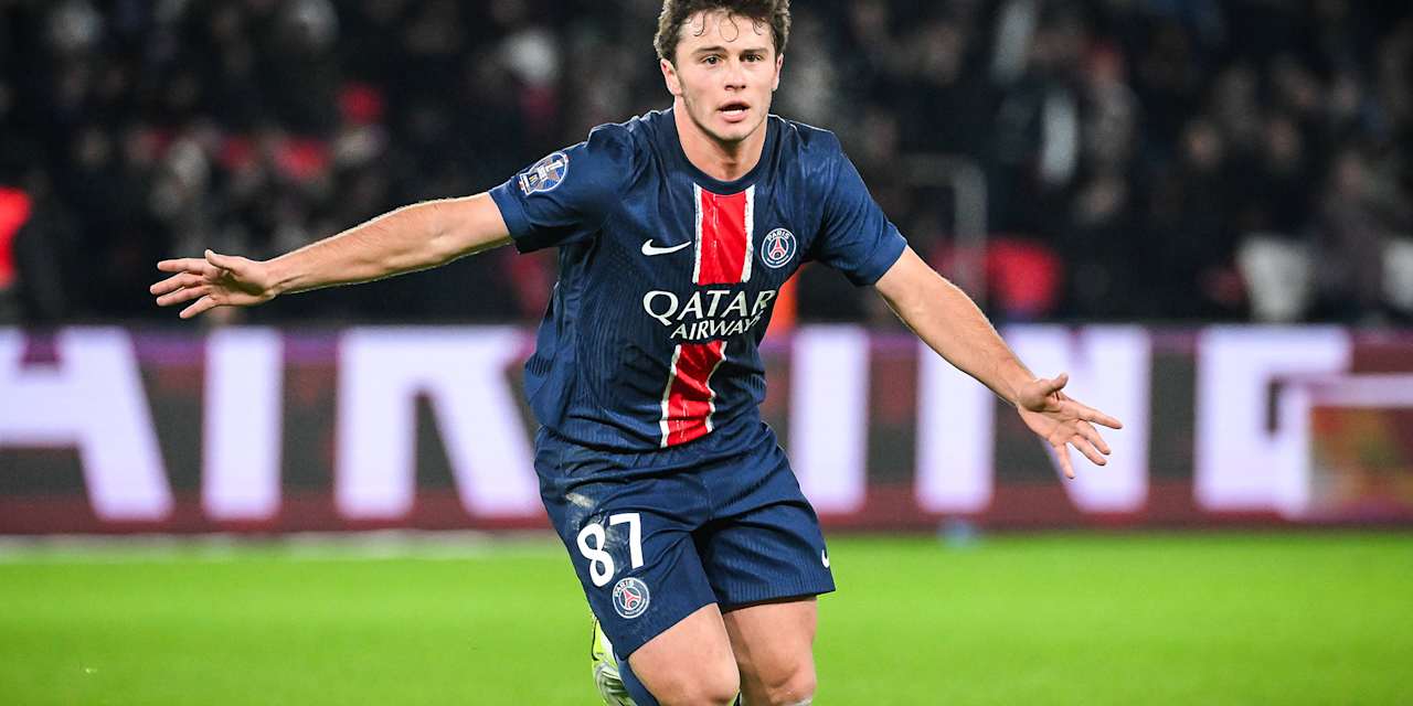 João Neves, del París Saint Germain, celebra su gol en la victoria por 3-0 contra el FC Toulouse.