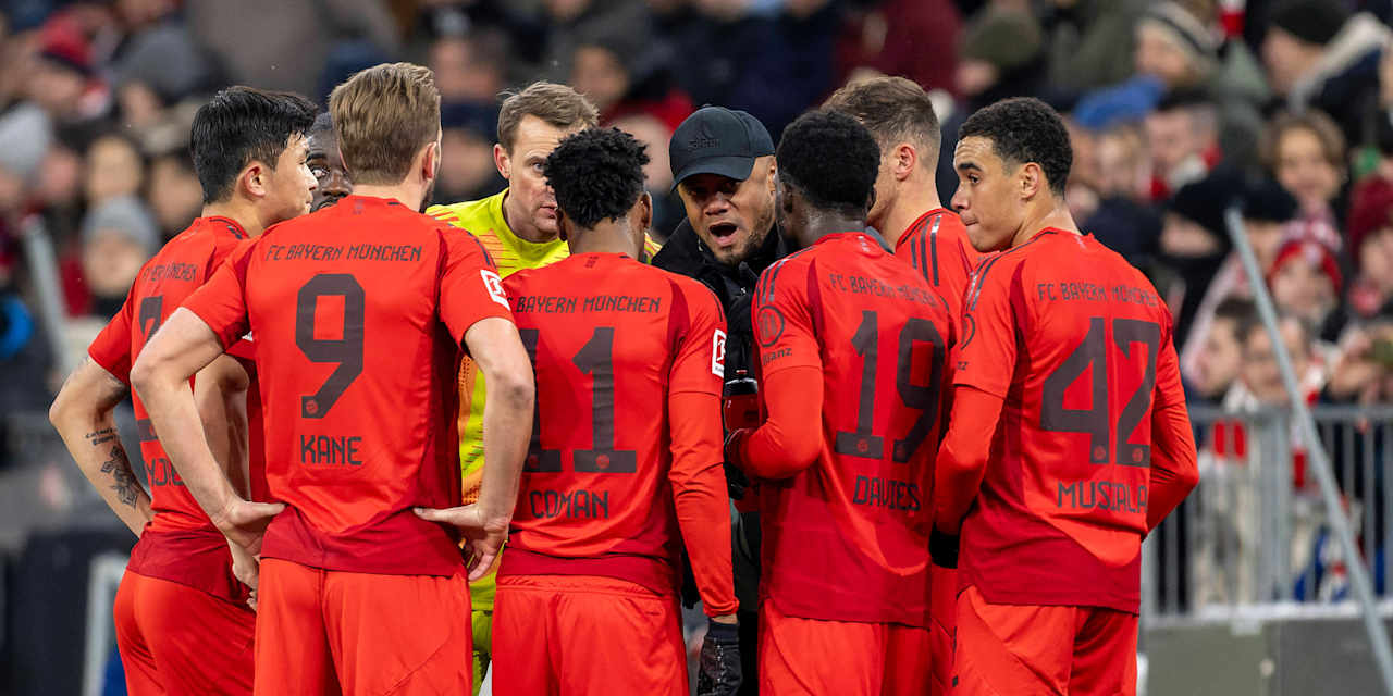 El entrenador del FC Bayern, Vincent Kompany, da instrucciones a sus jugadores en la banda.