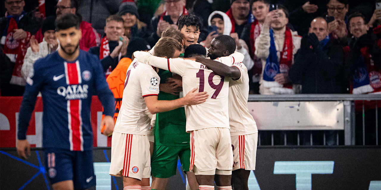 La plantilla del FC Bayern se abraza