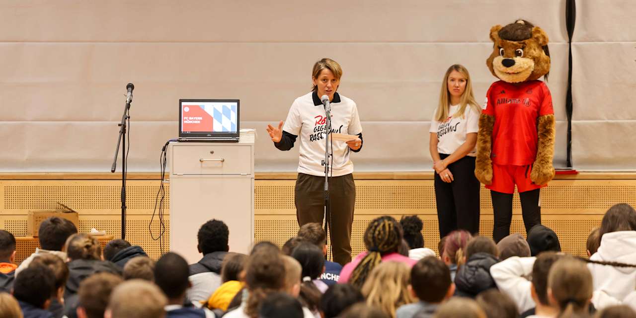 Direktorin Frauenfussball FC Bayern Frauen Bianca Rech während einer Rede in der Mittelschule Perlacher Straße in München