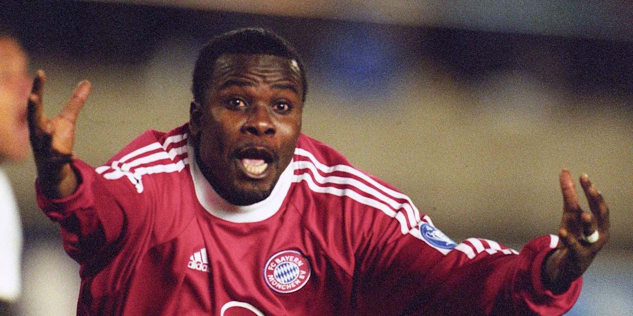 Sammy Kuffour jubelt im Trikot des FC Bayern