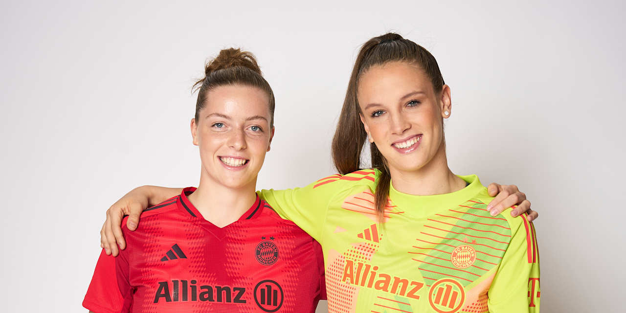 Porträt von Alara Şehitler und Ena Mahmutovic Arm in Arm mit dem FC Bayern Trikot und FCB-Torwarttrikot an.