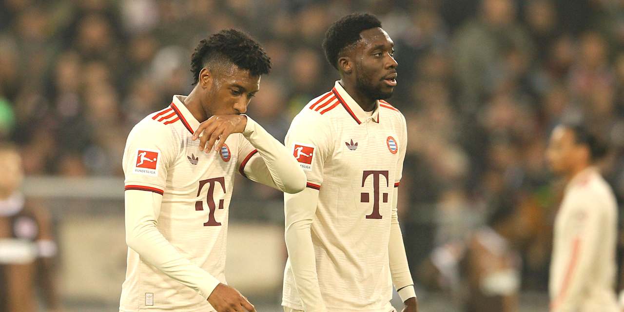 Alphonso Davies und Kingsley Coman im Trikot des FC Bayern bei einem Spiel