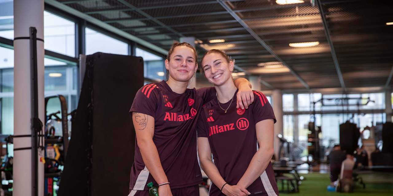Porträt von Lena Oberdorf und Kathi Naschenweng Arm in Arm mit FC Bayern-Trainingsklamotten während der Reha am FC Bayern Campus.