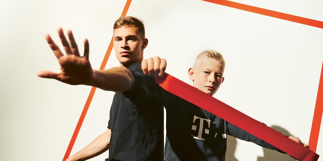 Joshua Kimmich und ein Jugendlicher, Kimmich streckt schützend die Hand aus