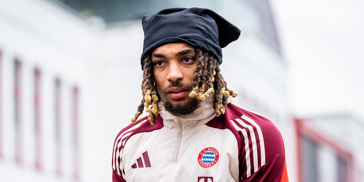 Sacha Boey kommt aus der Kabine auf dem Trainingsgelände des FC Bayern