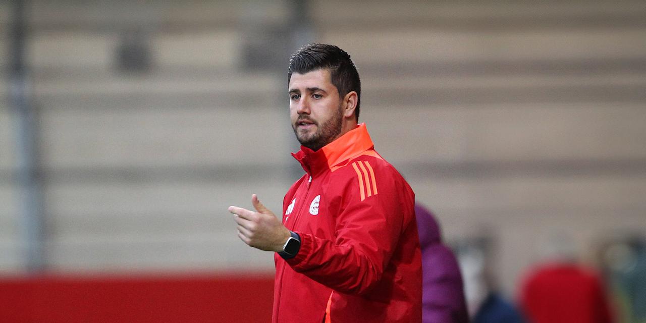 Peter Gaydarov, Cheftrainer der U19 des FC Bayern, während eines Spiels an der Seitenlinie stehend.