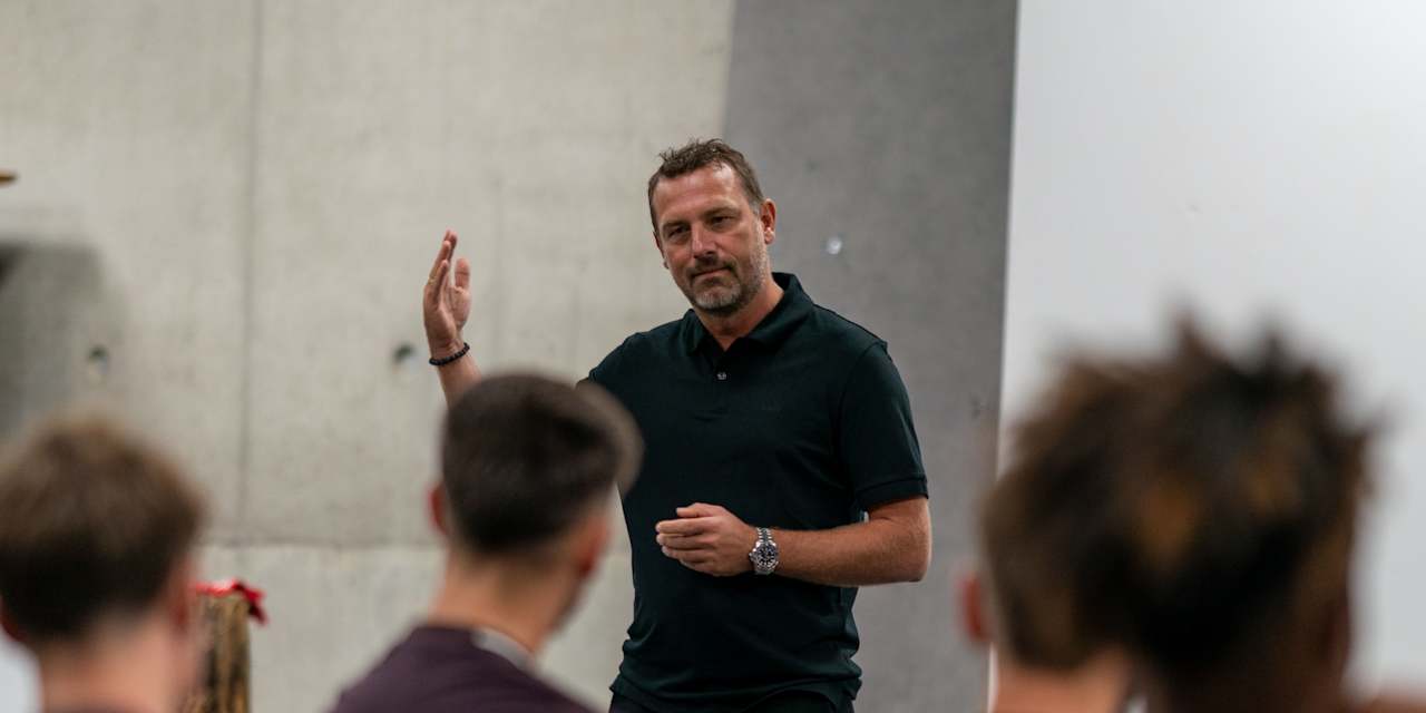 Markus Weinzierl, Sportlicher Leiter am FC Bayern Campus, hält eine Rede bei seiner Vorstellung am FC Bayern Campus.