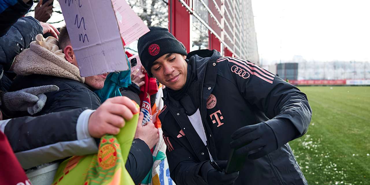 Jamal Musiala schreibt Autogramme nach dem Training des FC Bayern