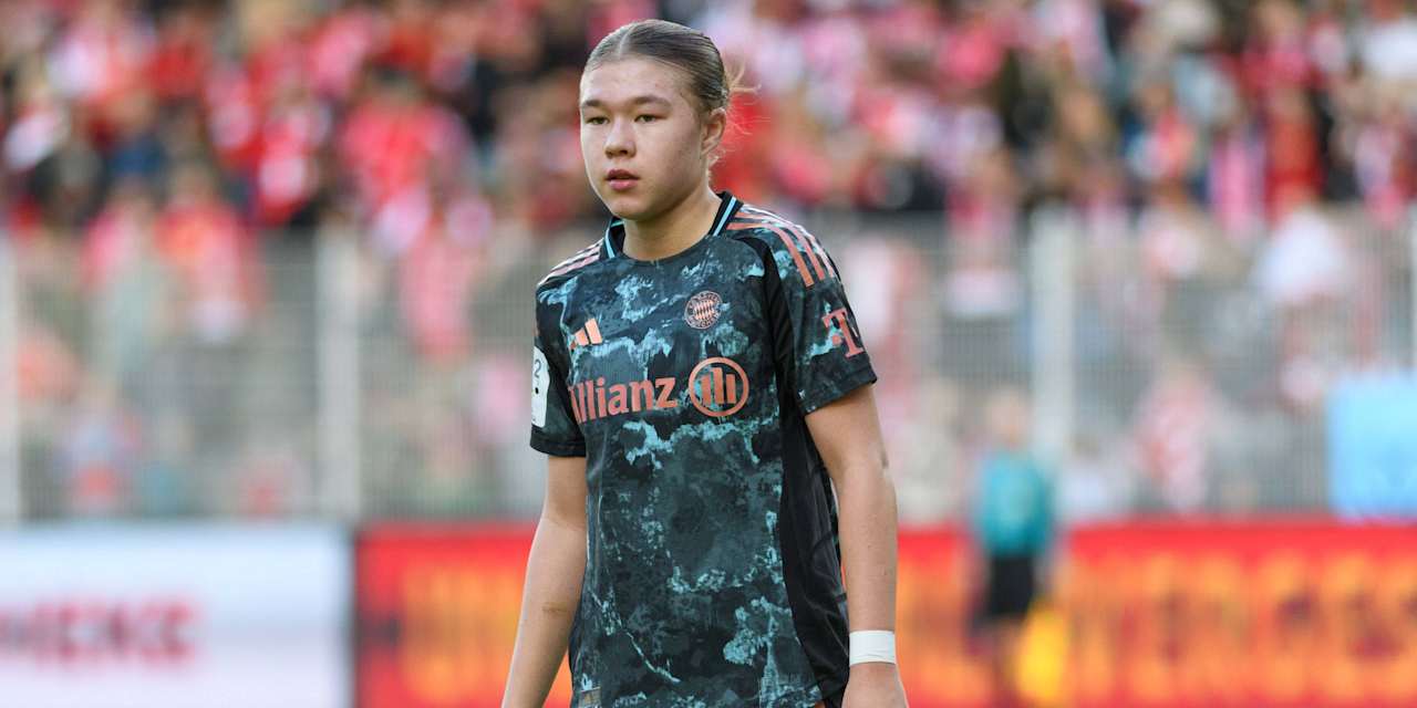 Lisa Karl von der zweiten Mannschaft der FC Bayern Frauen in einem Spiel im Auswärtstrikot auf dem Platz stehend