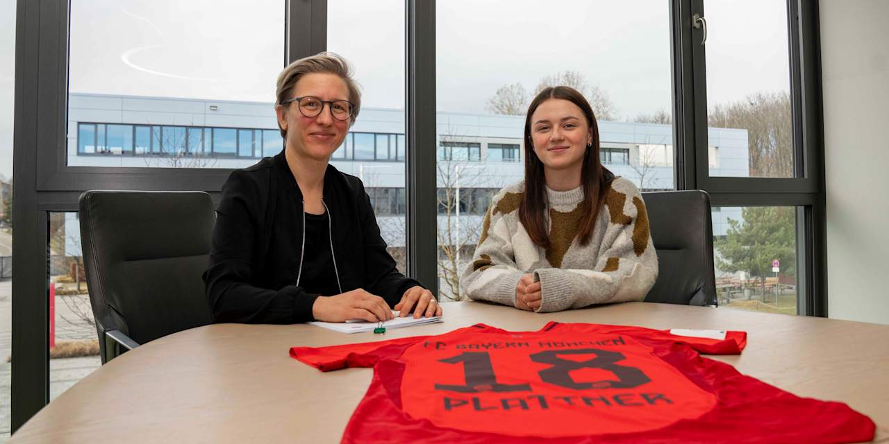 Maria Plattner bei der Vertragsunterschrift beim FC Bayern neben Nachwuchskoordinatorin Nathalie Bischof.