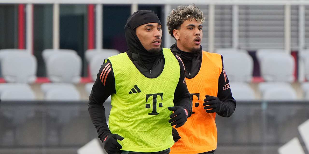 Sacha Boey und Adam Aznou laufen nebeneinander im Training des FC Bayern
