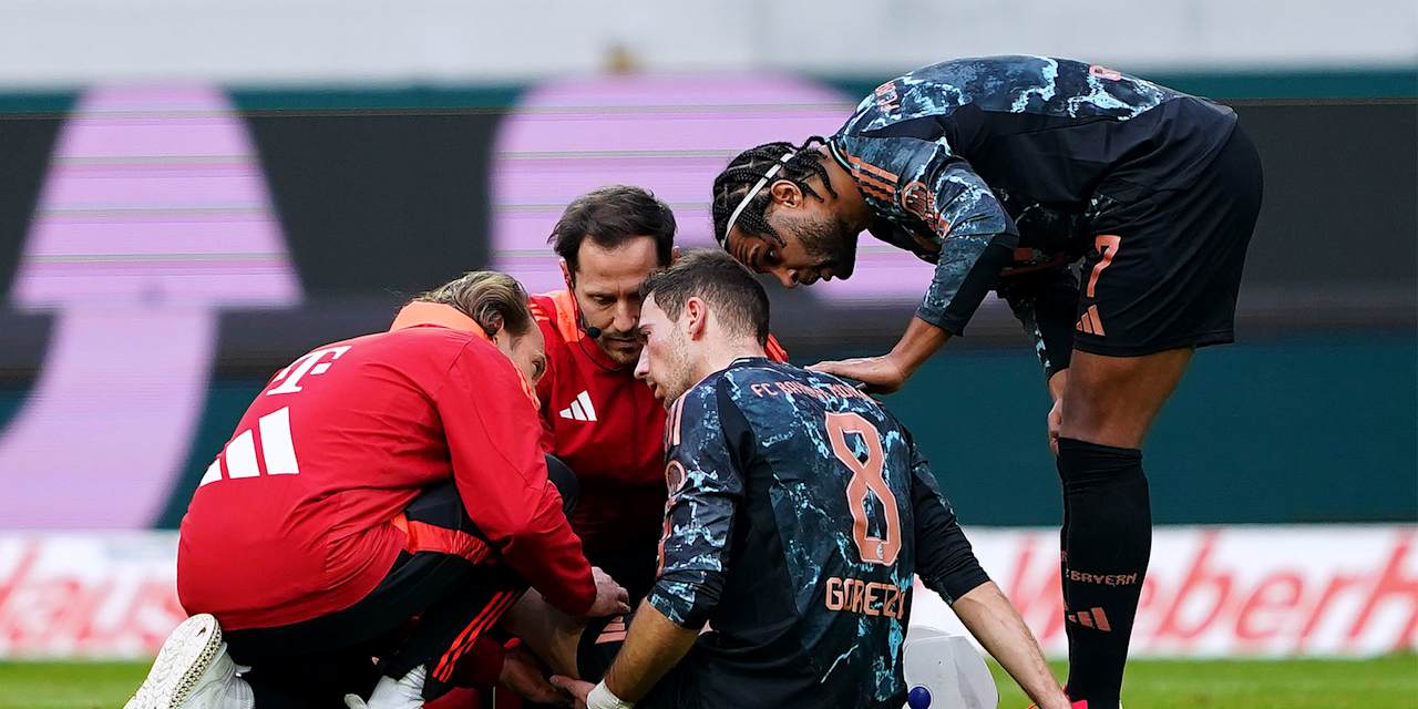 Leon Goretzka sitzt nach seiner Verletzung enttäuscht auf dem Rasen von Freiburg.