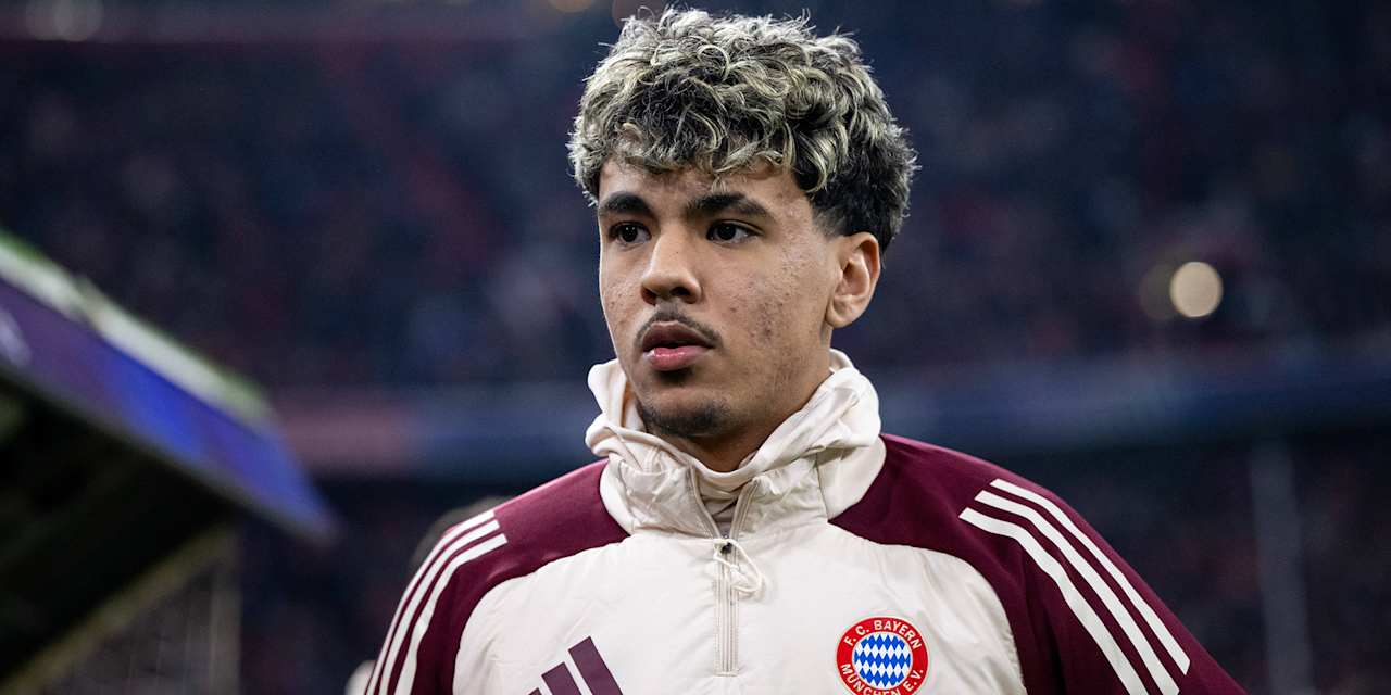 Adam Aznou läuft beim Champions League-Spiel des FC Bayern gegen Bratislava in der Allianz Arena