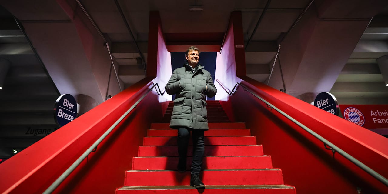 Jonas Kaufmann geht eine Treppe in der Allianz Arena hinunter.