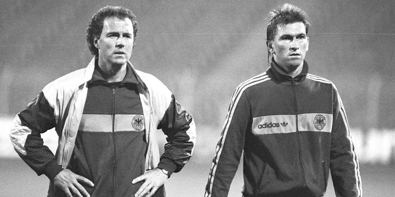 Franz Beckenbauer und Klaus Augenthaler gehen in den 80er Jahren über den Trainingsplatz