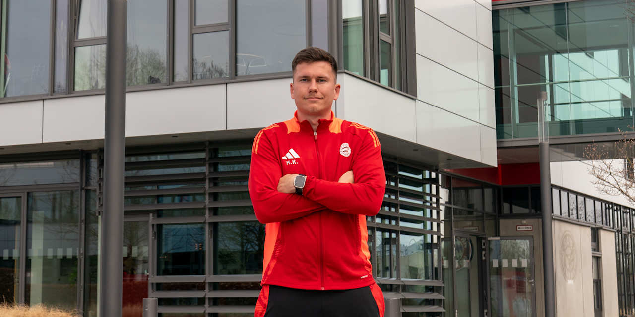 Manuel Kainz stehend in der Spielstätte am FC Bayern Campus