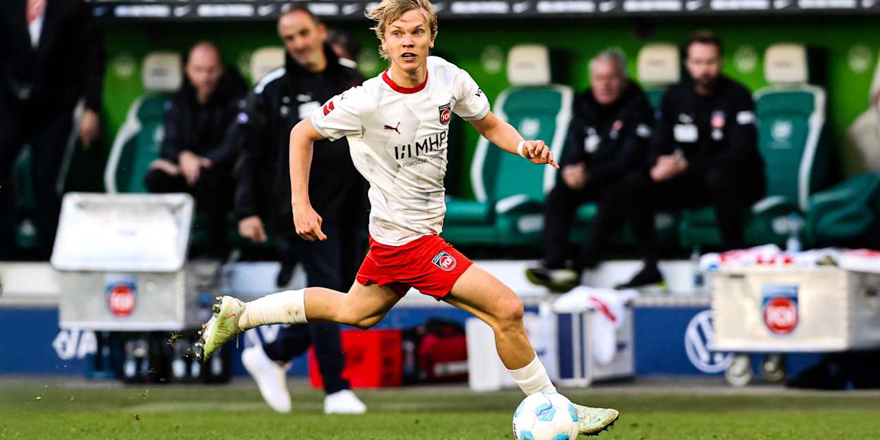 FCB-Leihgabe Frans Krätzig mit dem Ball am Fuß im Spiel gegen Wolfsburg