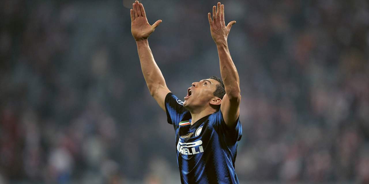 Lucio, con la camiseta del Inter de Milán, manda saludos al cielo