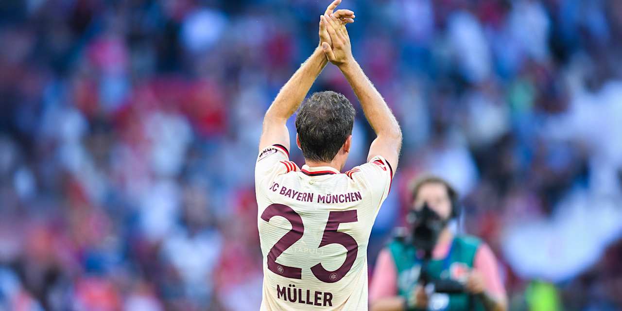 Thomas Müller applauds the fans
