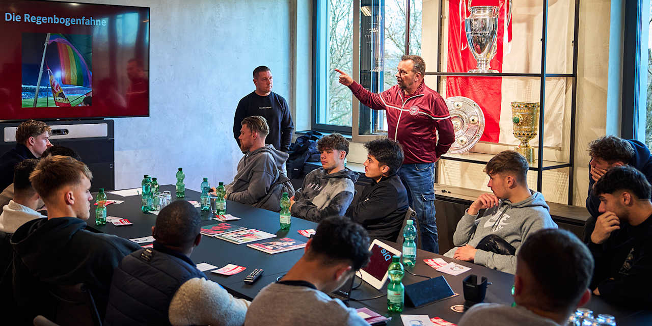 Thomas Ponetsmüller, de Queerpass, habla en el Workshop delante de los jugadores del equipo sub-23 del FC Bayern.