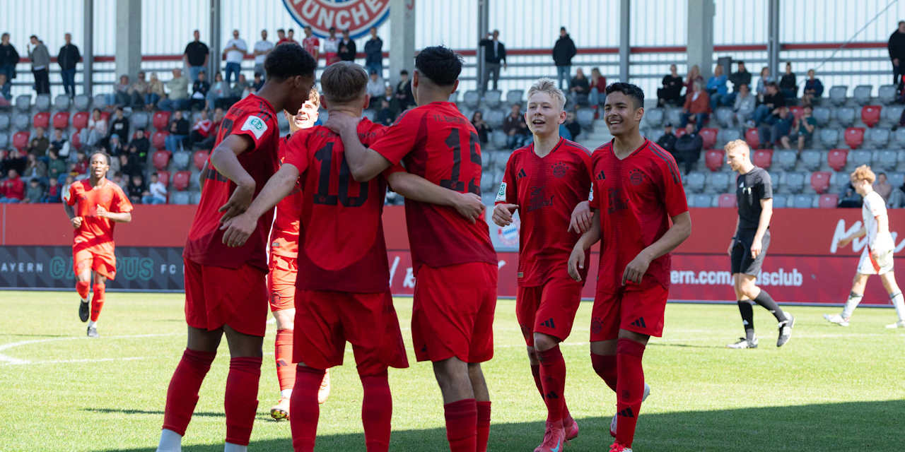 Die U17 des FC Bayern jubelt im Spiel gegen den 1. FC Nürnberg.