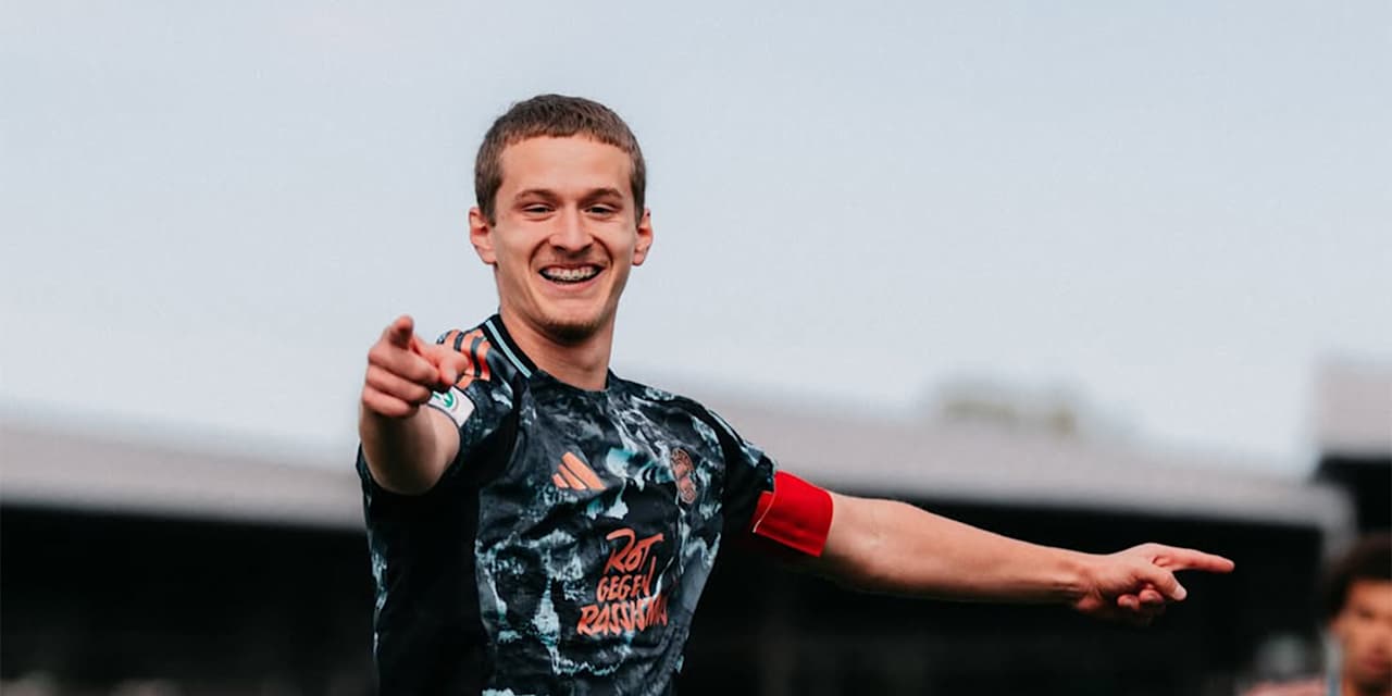 Yll Gashi aus der U17 des FC Bayern jubelt über sein Tor.