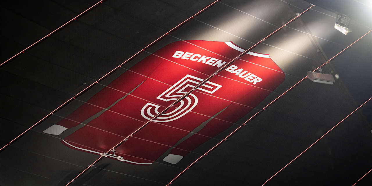 Zeichnung Beckenbauer-Trikot mit Nummer 5 unter dem Dach der Allianz Arena