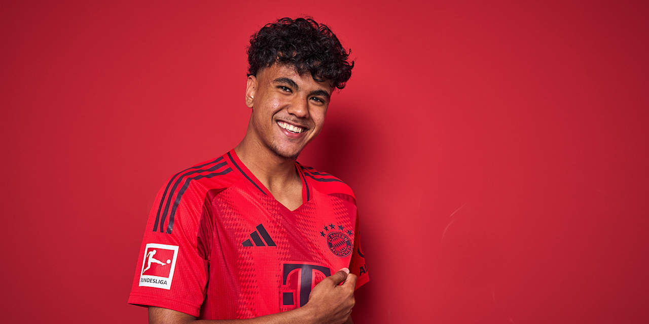 Porträt Adam Aznou im roten Home Trikot des FC Bayern
