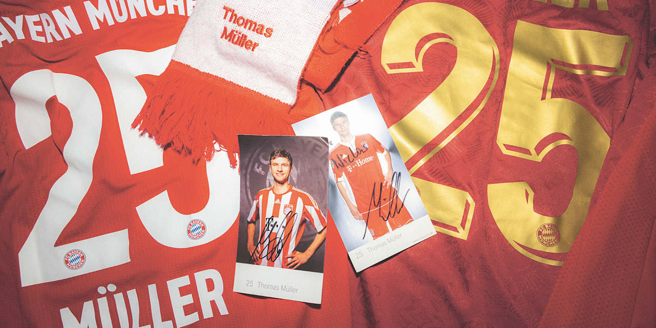 Camisetas, bufandas y tarjetas con autógrafos del futbolista del FC Bayern, Thomas Müller.