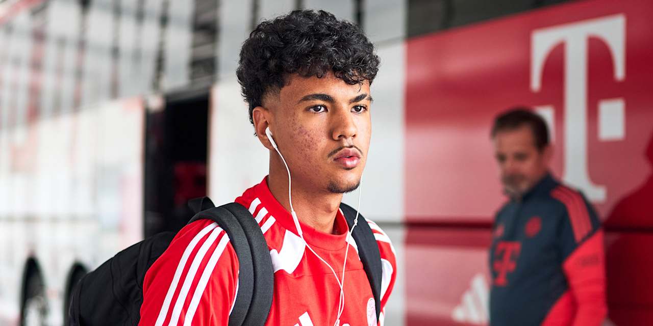 Adam Aznou im Trainig des FC Bayern an der Säbener Straße