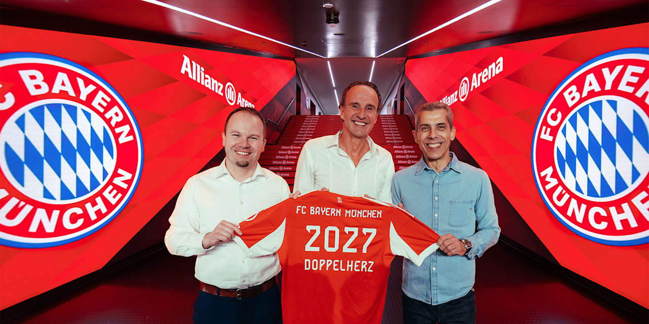 Tim Simonsen, Erich Nobis y Michael Diederich sostienen una camiseta del FC Bayern con la etiqueta Doppelherz 2027.