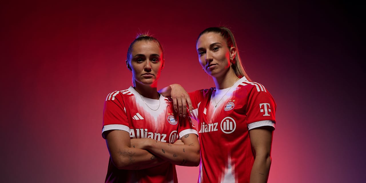 Georgia Stanway und Kathi Naschenweng posieren im neuen Home-Trikot der FC Bayern Frauen.