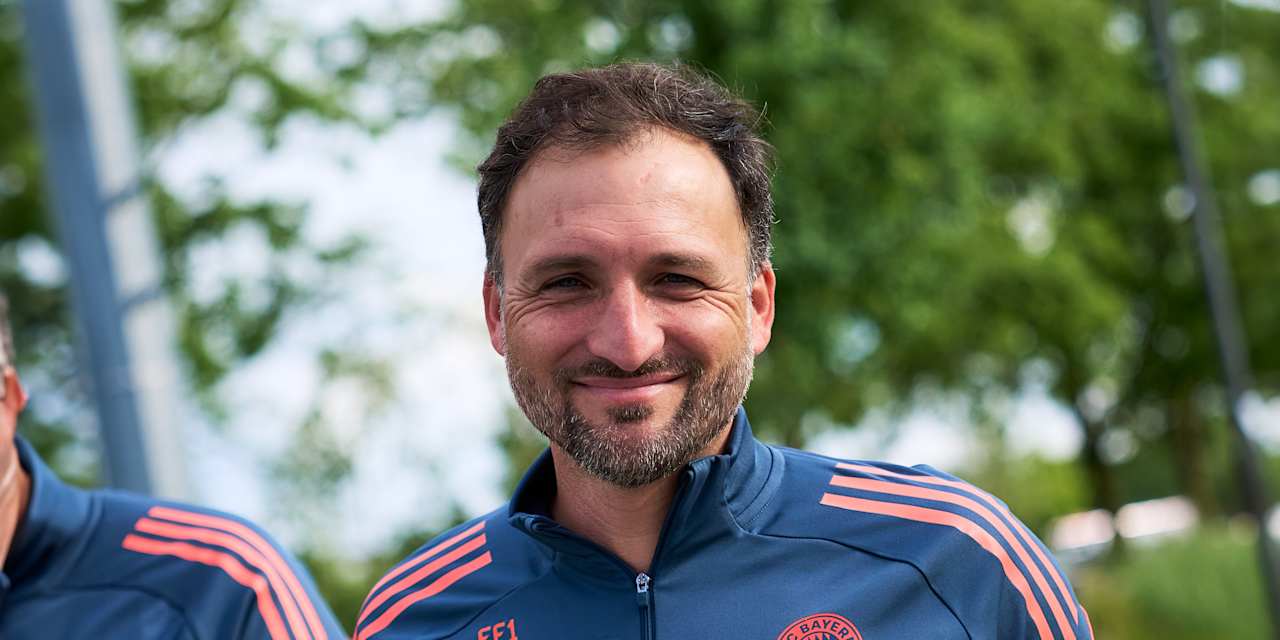 José Barcala lächelnd auch dem Weg zum Training am FC Bayern Campus.
