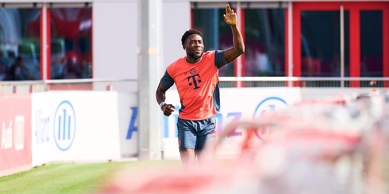 Alphonso Davies rennt und winkt im Training des FC Bayern