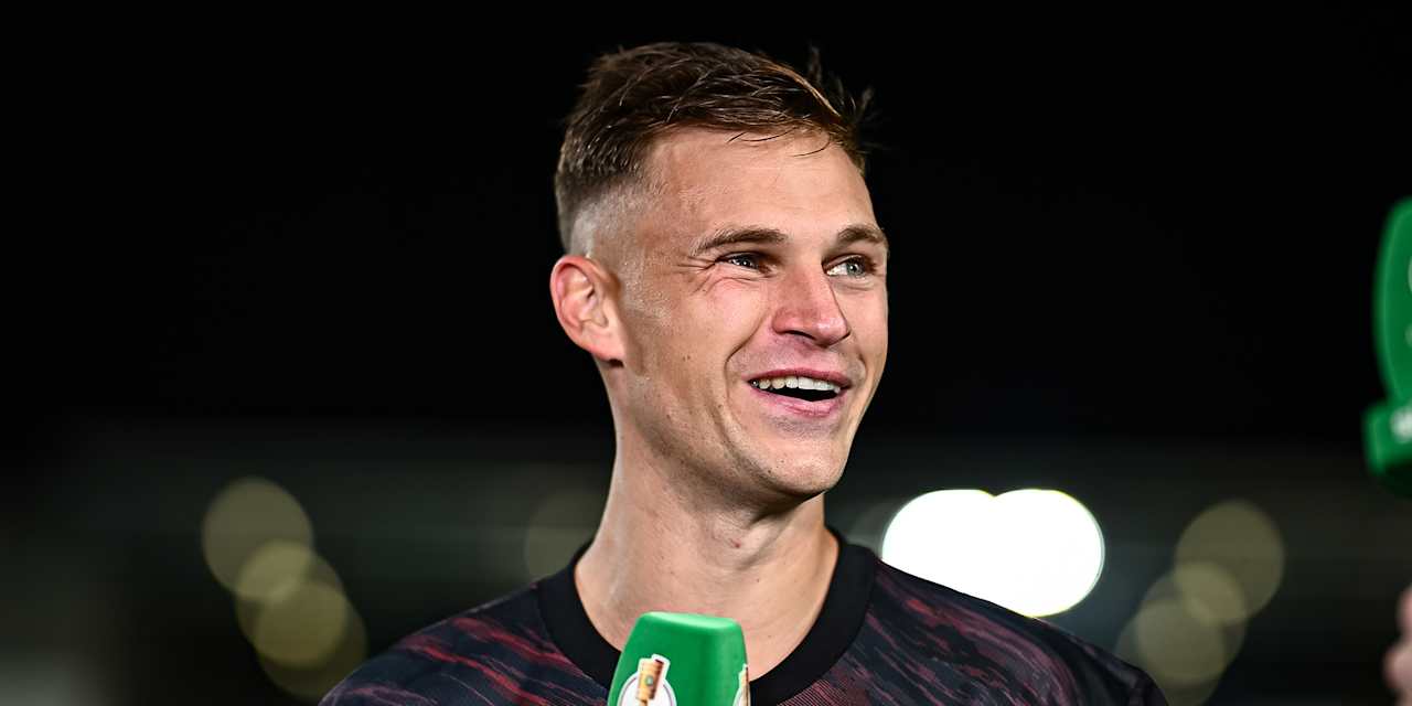 Joshua Kimmich beim Interview nach dem Spiel des FC Bayern in der ersten Runde des DFB-Pokals beim SV Wehen Wiesbaden