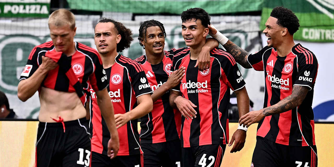 Eintracht Frankfurt players celebrate a goal.