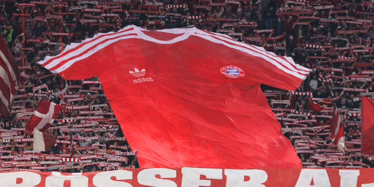 Fans in der Südkurve halten übergroßes FC-Bayern-Trikot hoch