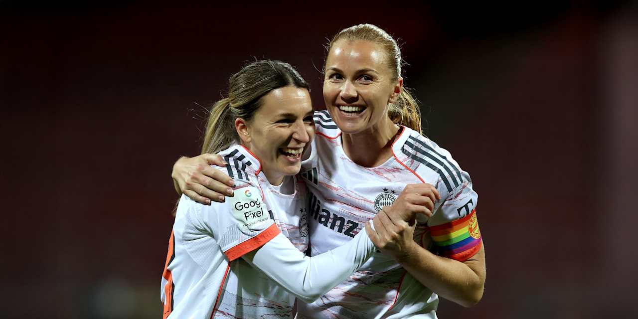Barbara Dunst und Glodis Viggosdottir herzen sich im Zuge des Auswärtsspiels beim 1. FC Nürnberg.