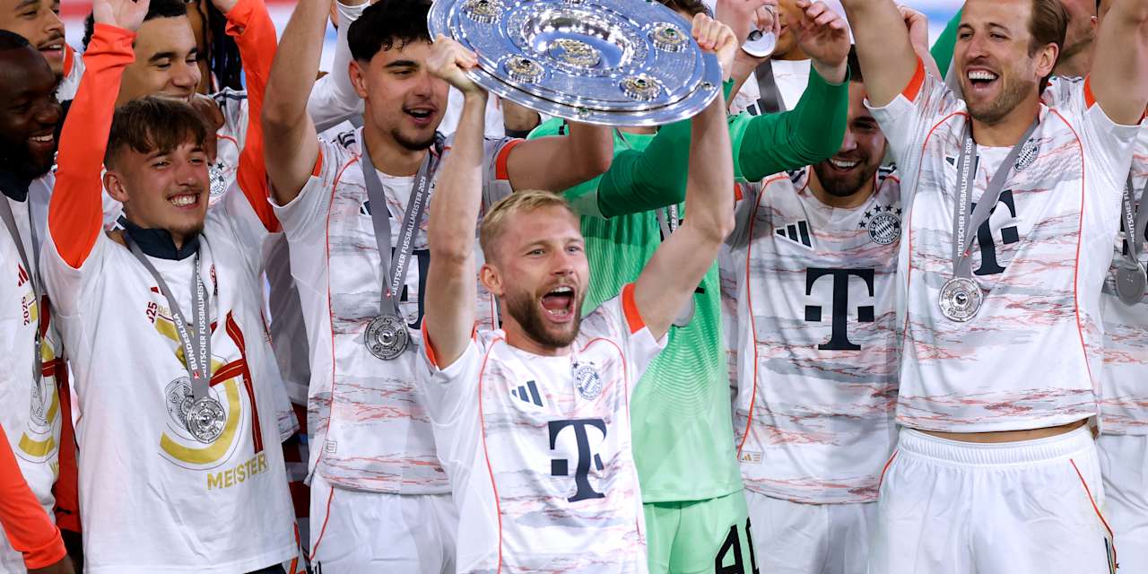 Konrad Laimer hoisting the Meisterschale