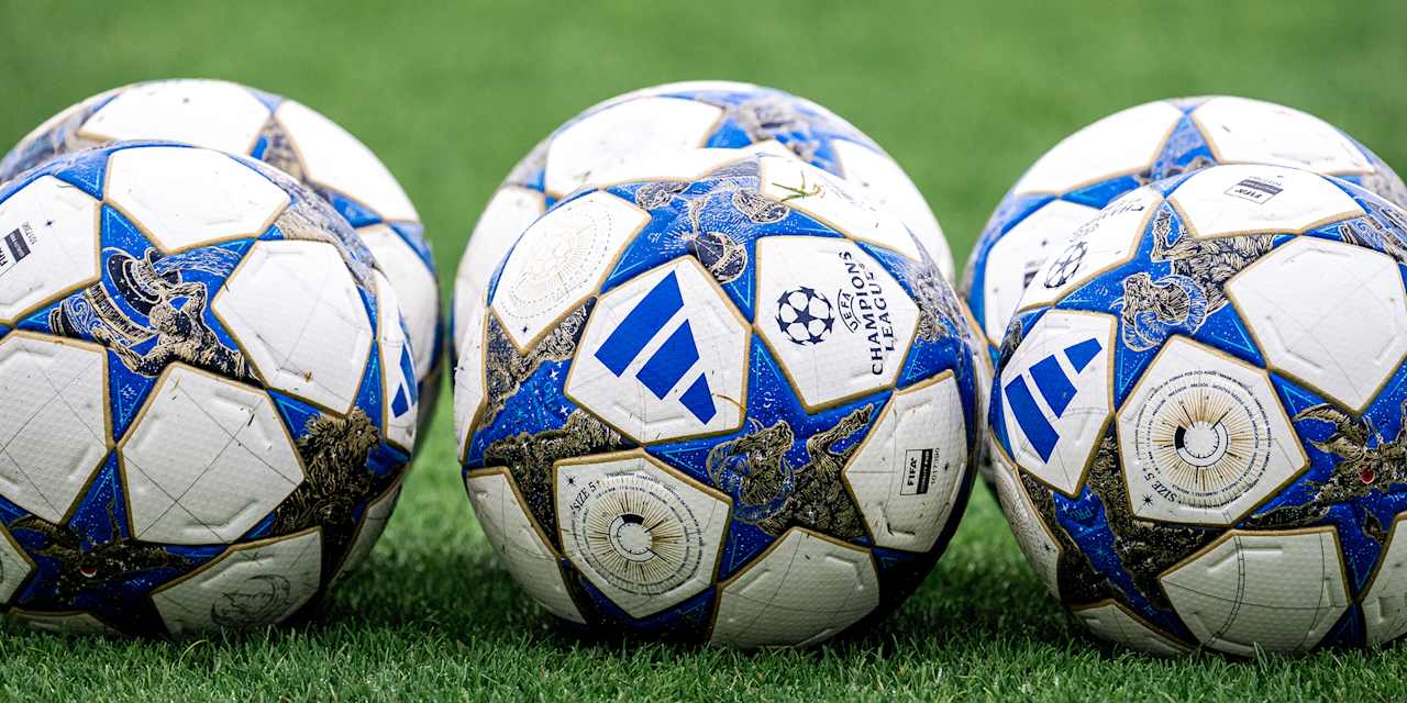 Champions League-Bälle auf dem Rasen am Trainingsgelände des FC Bayern