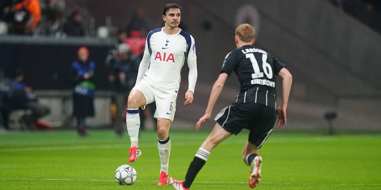 João Palhinha fixiert den Ball während des Duells mit Eintracht Frankfurt.