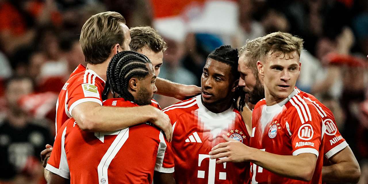 Michael Olise bejubelt mit seinen Teamkollegen seinen Treffer zum 1:0 während des Bundesligaauftakts zwischen dem FC Bayern und RB Leipzig