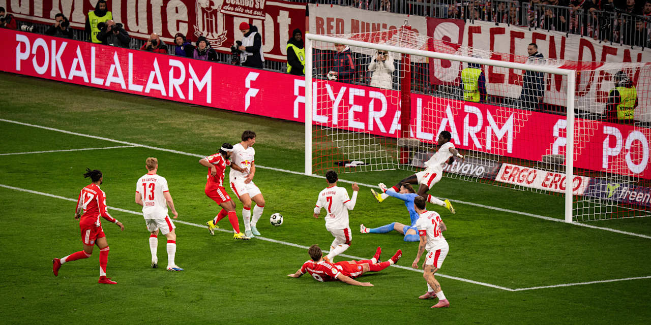 Harry Kane in Rot im DFB-Pokal-Viertelfinale gegen RB Leipzig.