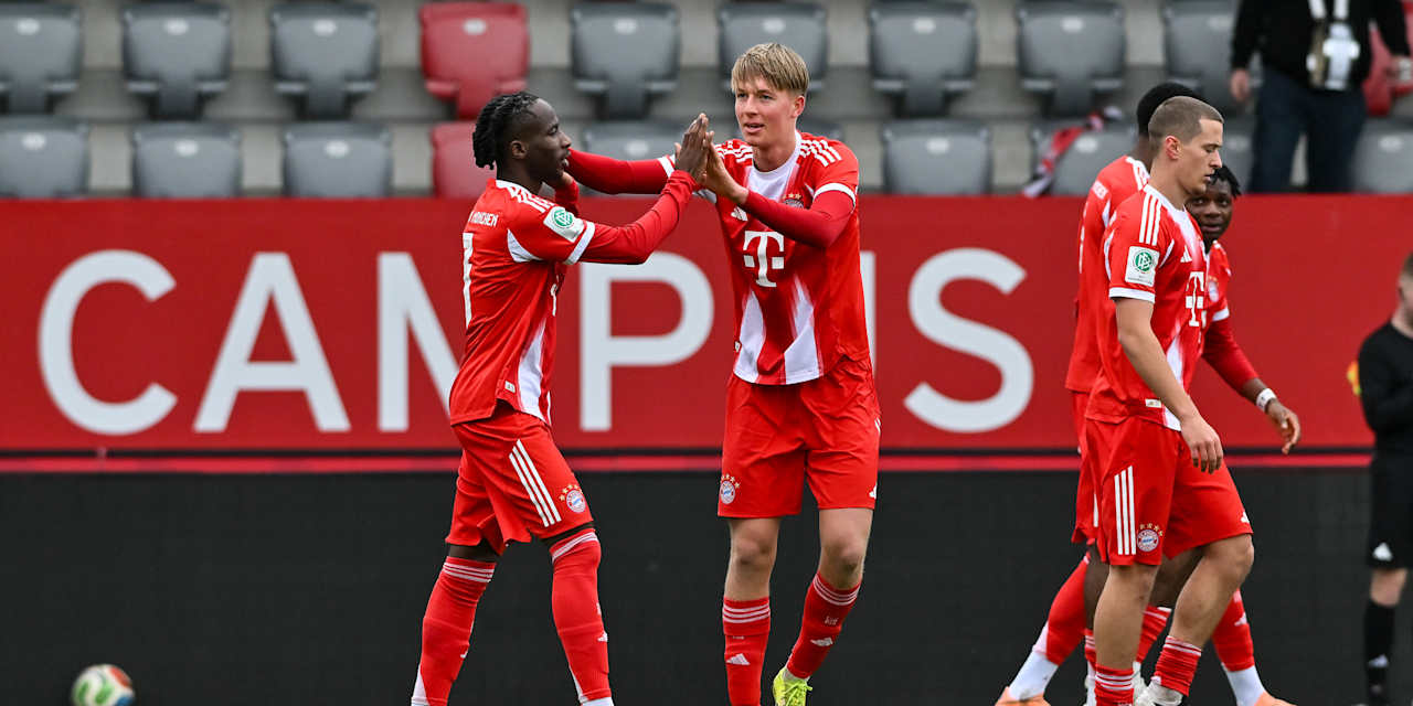Die U19-Spieler freuen sich über ein Tor.