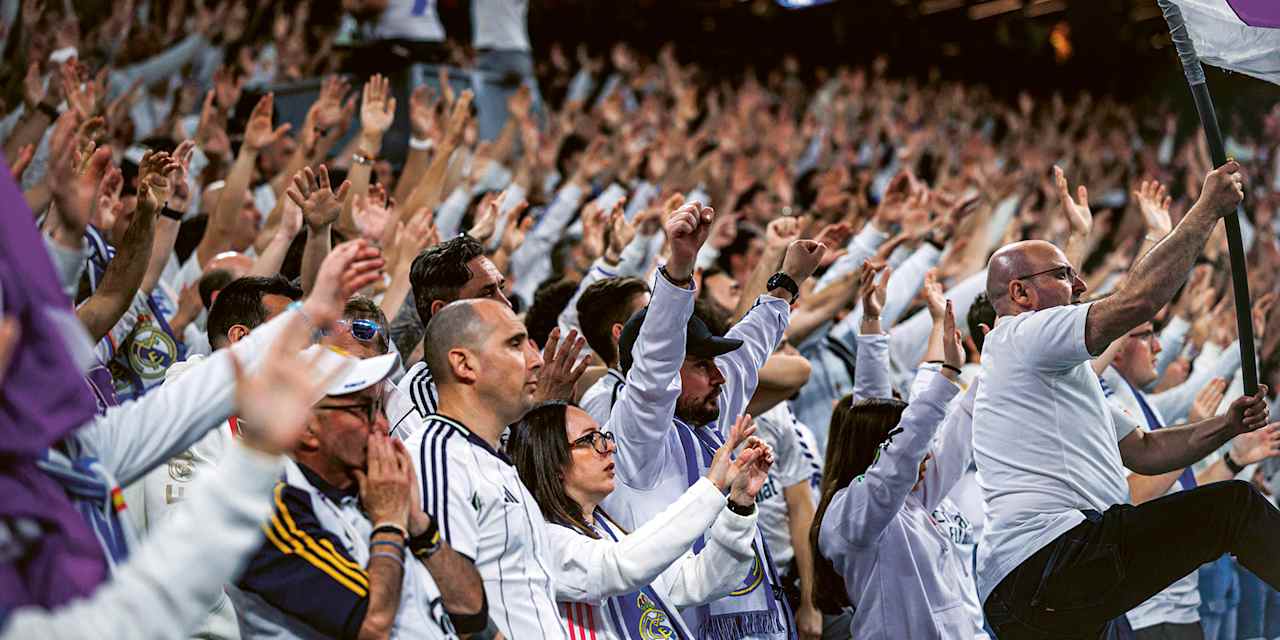 Fans von Real Madrid im Bernabeu heben die Hände und singen